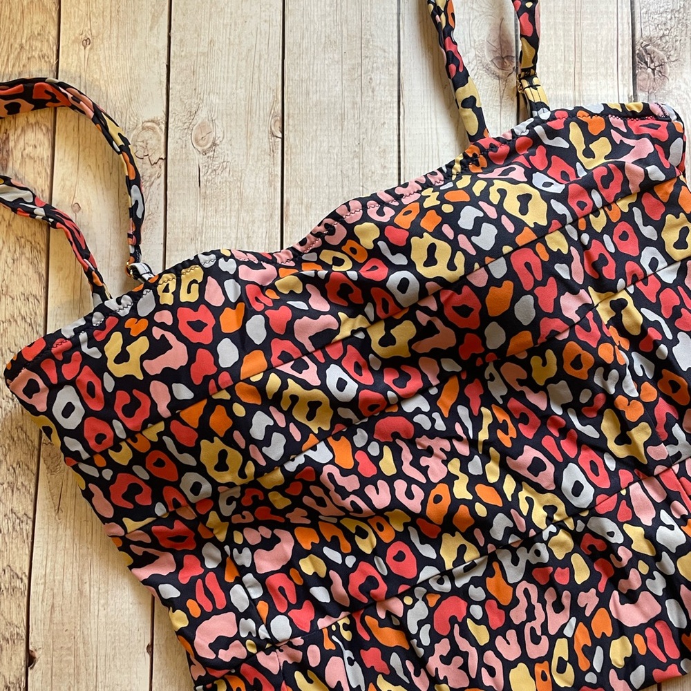 Colorful leopard Summersalt swim